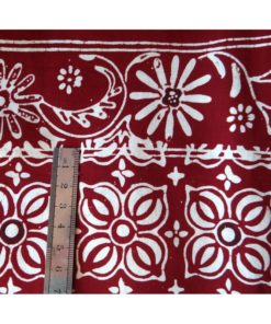 Batik Cap garutan motif fleuri blanc sur fond rouge bordeaux