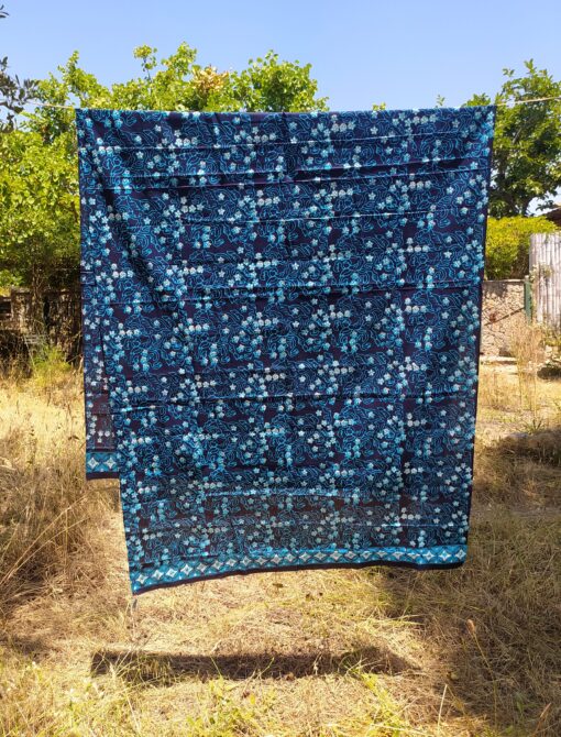 Batik Cap - Ondoiements turquoise sur fond bleu marine – Image 2