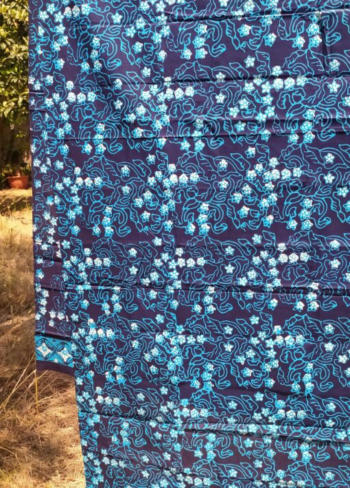 Batik Cap - Ondoiements turquoise sur fond bleu marine – Image 3