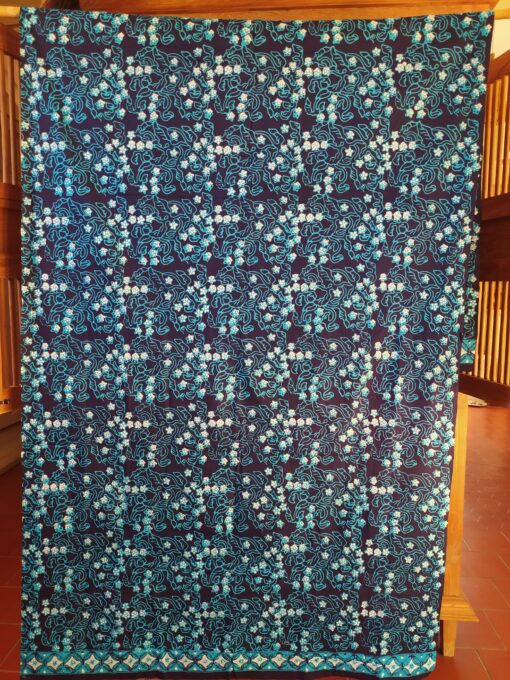 Batik Cap - Ondoiements turquoise sur fond bleu marine – Image 4