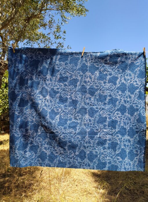 Batik Cap - Fleurs tramées bleues sur toile épaisse – Image 2