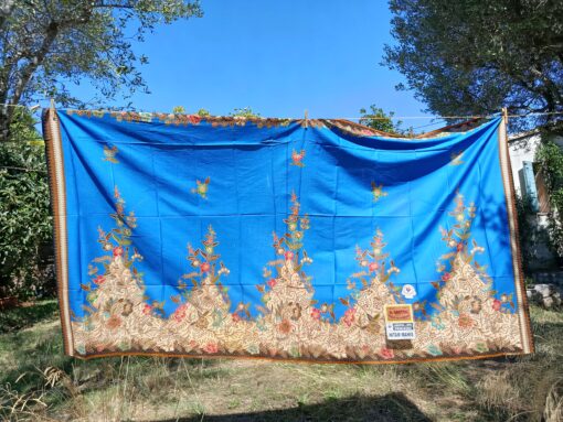 Batik Print – Grands bouquets sur fond bleu – Image 2