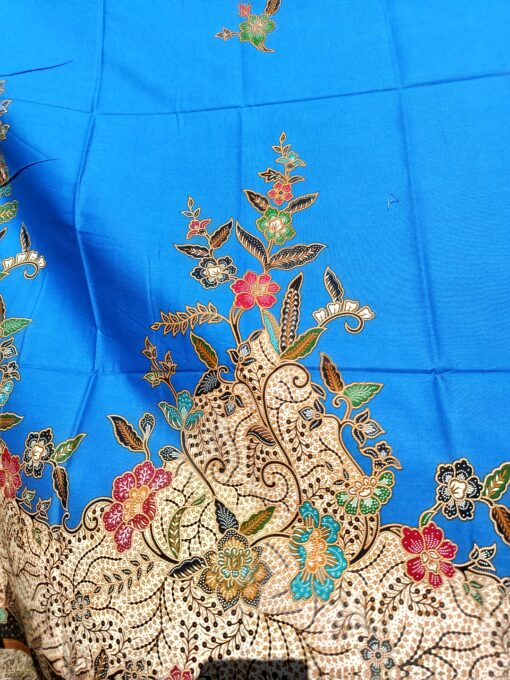 Batik Print – Grands bouquets sur fond bleu – Image 3