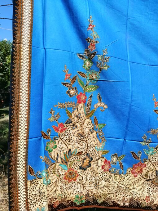 Batik Print – Grands bouquets sur fond bleu – Image 4