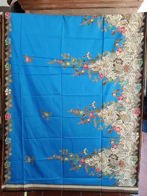 Batik Print – Grands bouquets sur fond bleu – Image 5