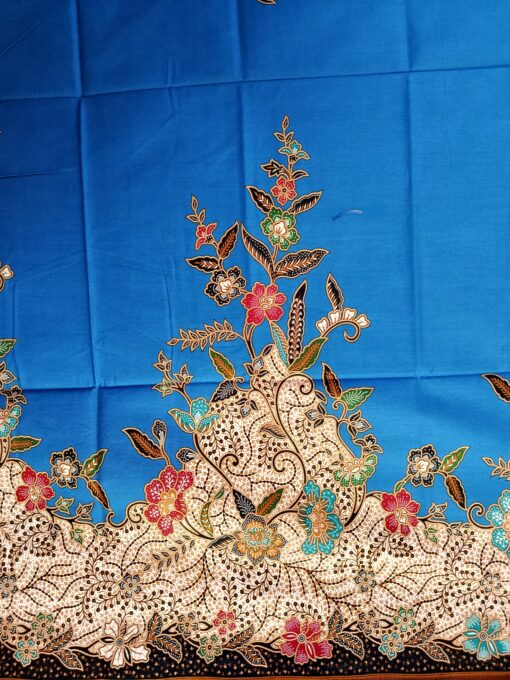 Batik Print – Grands bouquets sur fond bleu