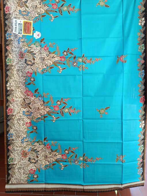 Batik Print – Grands bouquets sur fond bleu vert – Image 4