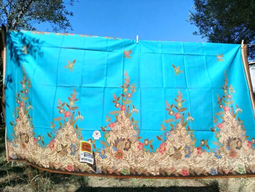 Batik Print – Grands bouquets sur fond bleu vert – Image 2
