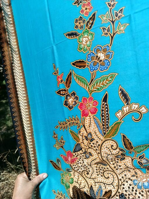 Batik Print – Grands bouquets sur fond bleu vert – Image 3