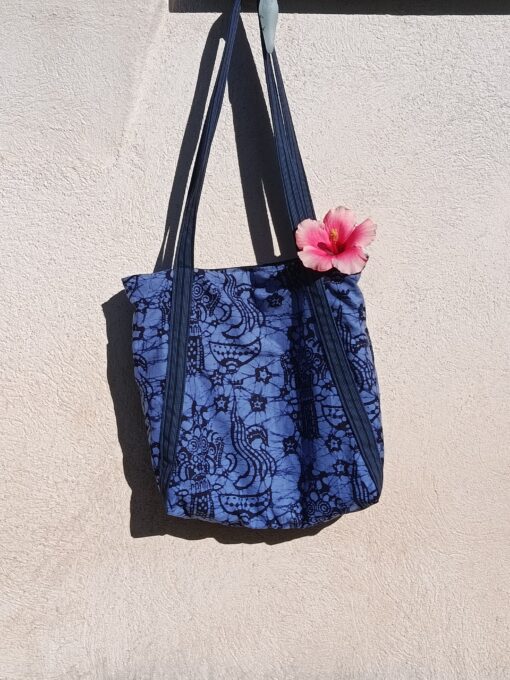 Sac bleu , tissu batik et lurik