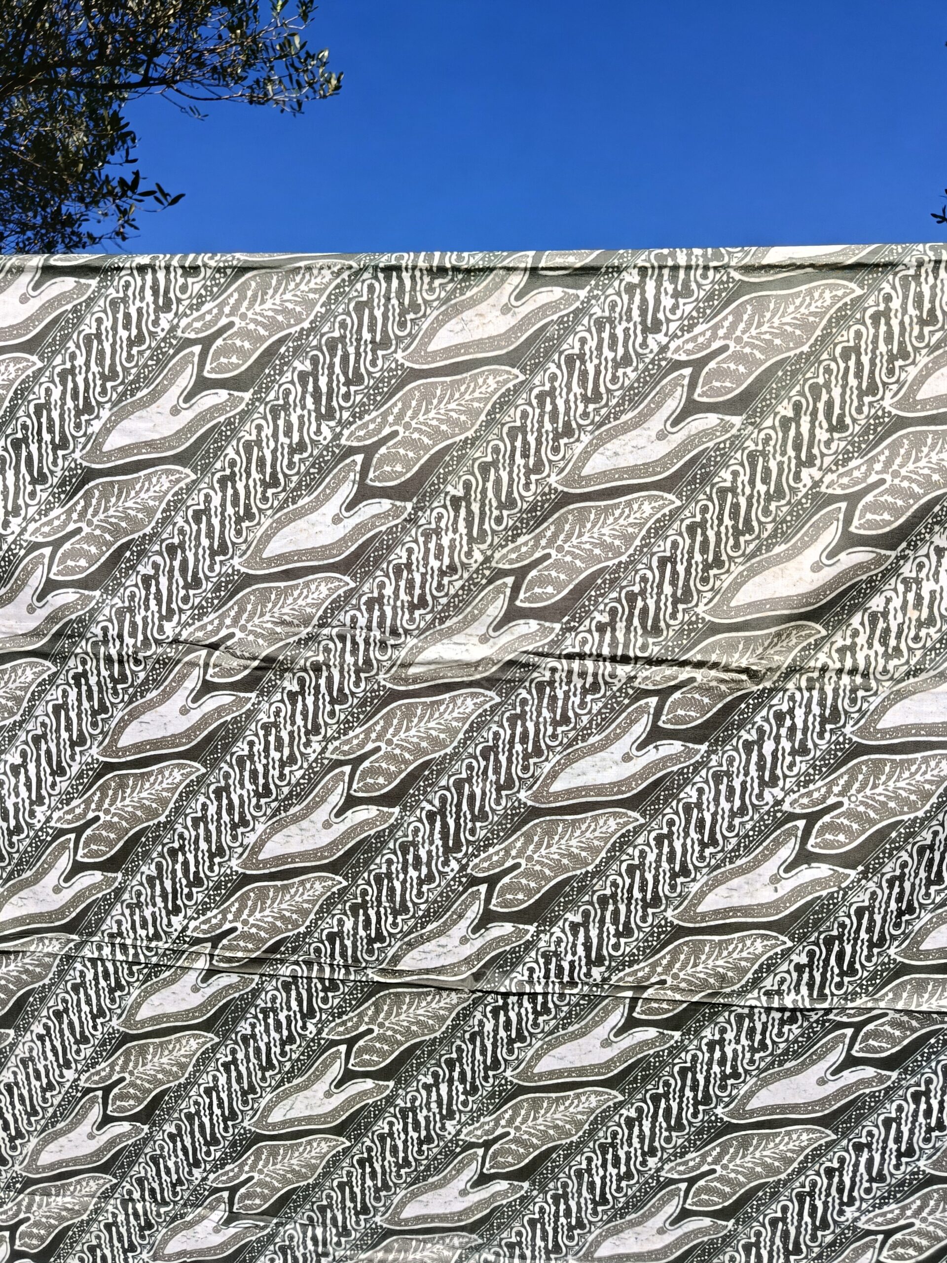 Batik Cap - Motif Lereng Gris et Blanc – Image 3