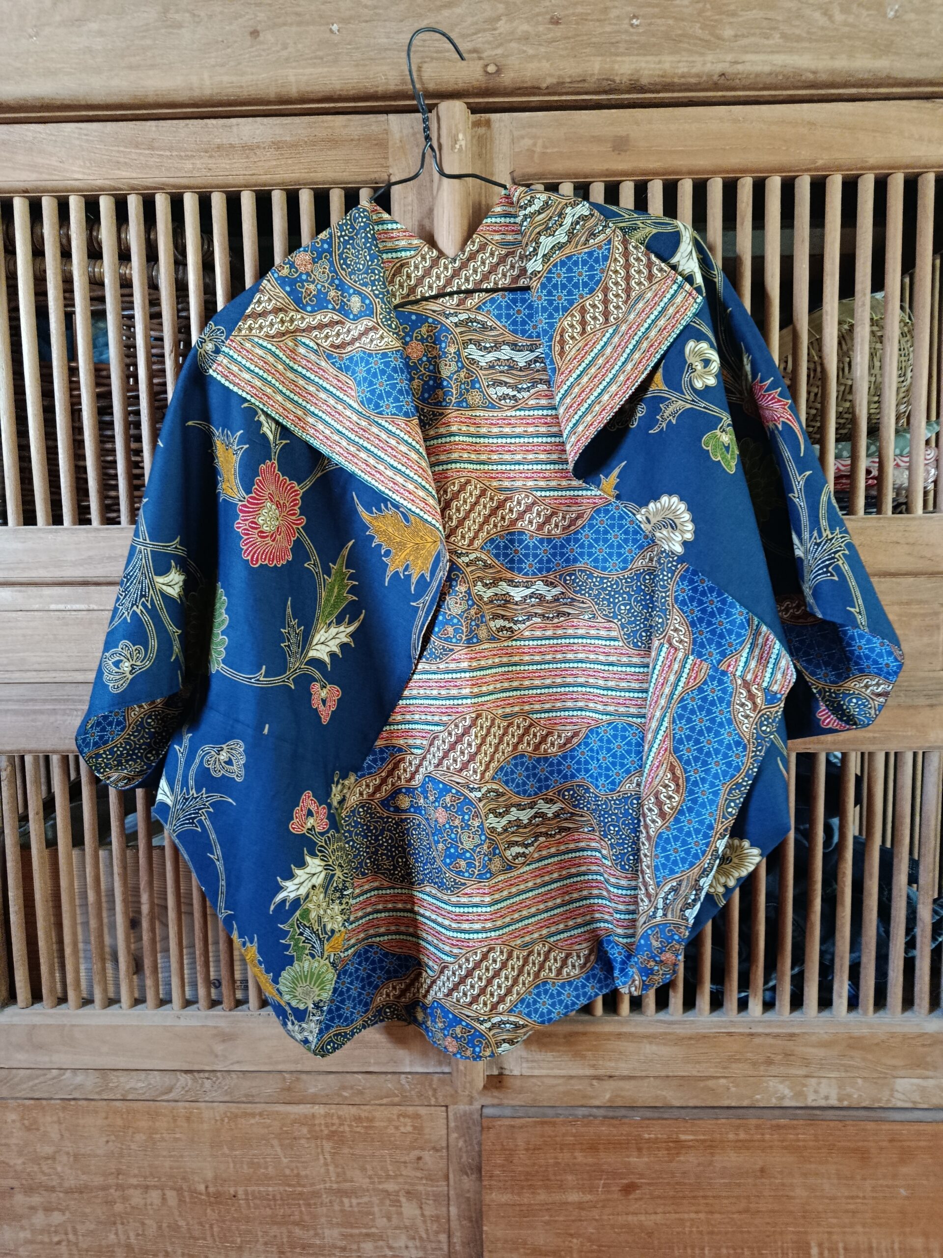Veste Boléro Sayap - Batik Print, réversible – Image 3