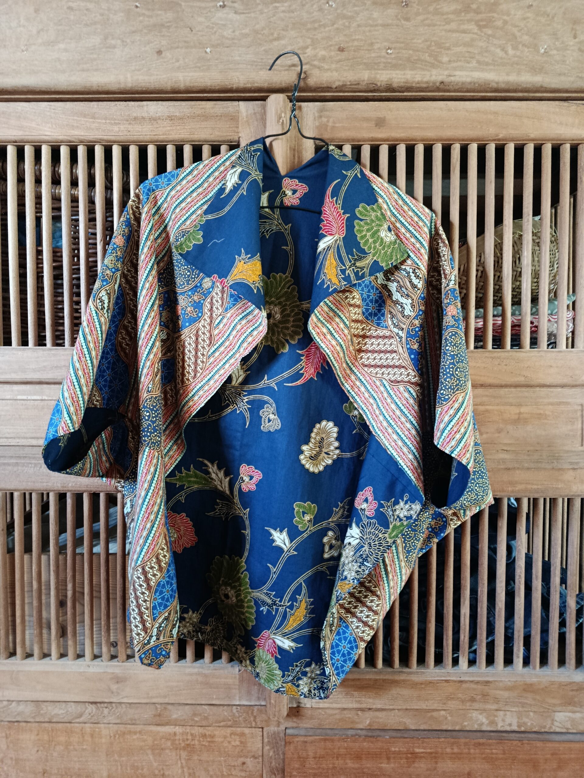 Veste Boléro Sayap - Batik Print, réversible – Image 4