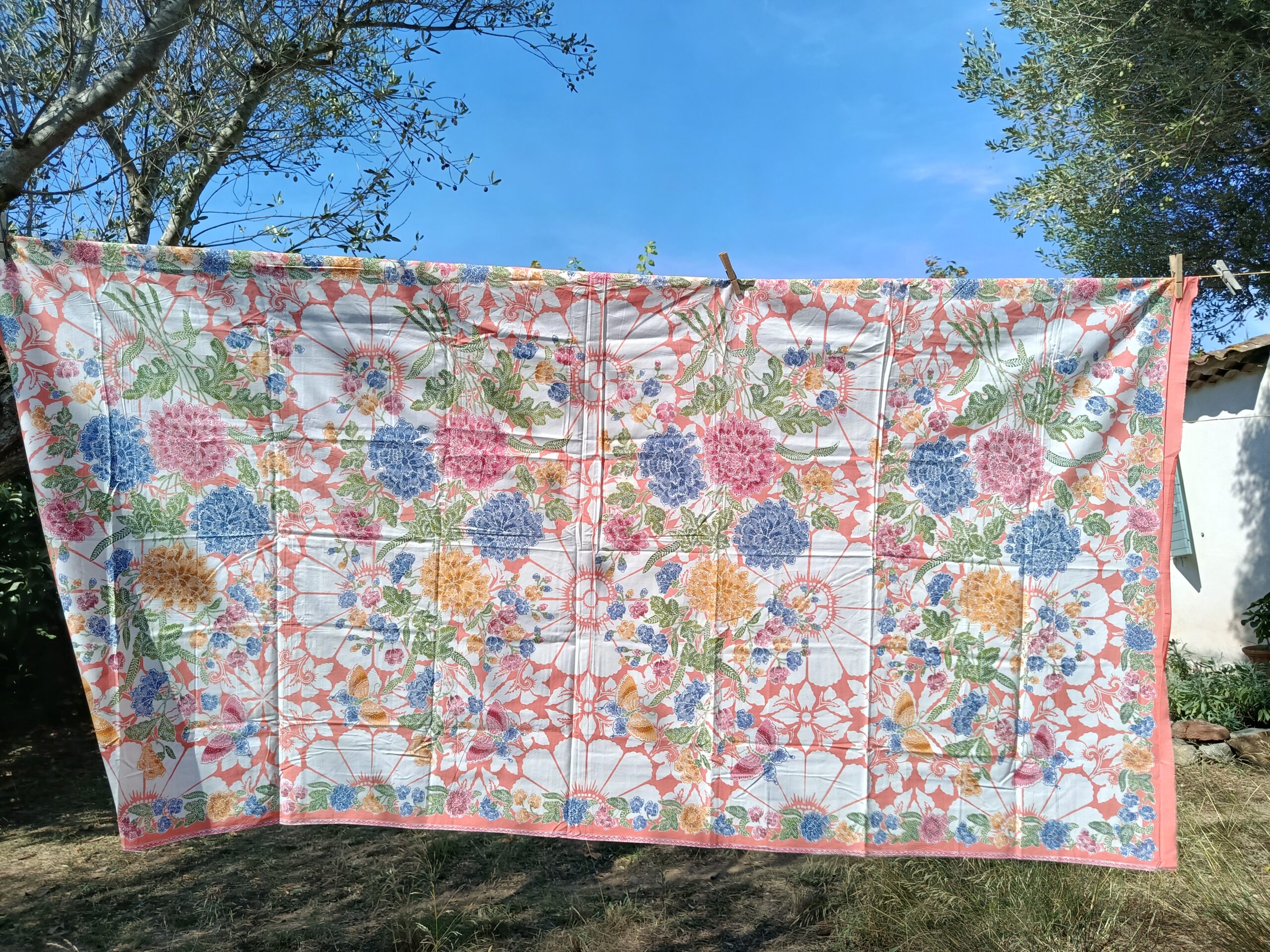 Batik Sablon Lilin - Bouquets de pivoines sur fond rose saumon – Image 2
