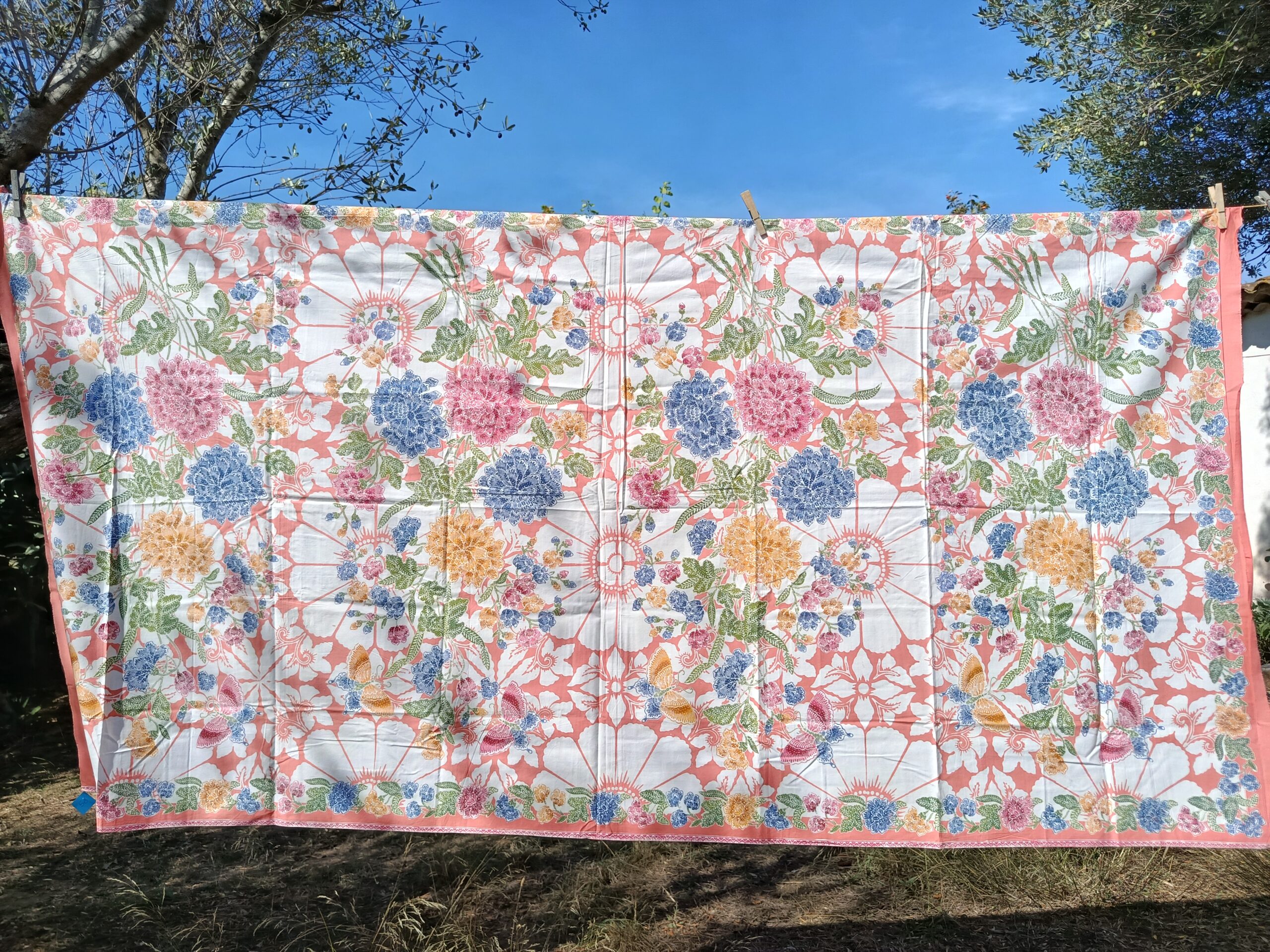 Batik Sablon Lilin - Bouquets de pivoines sur fond rose saumon