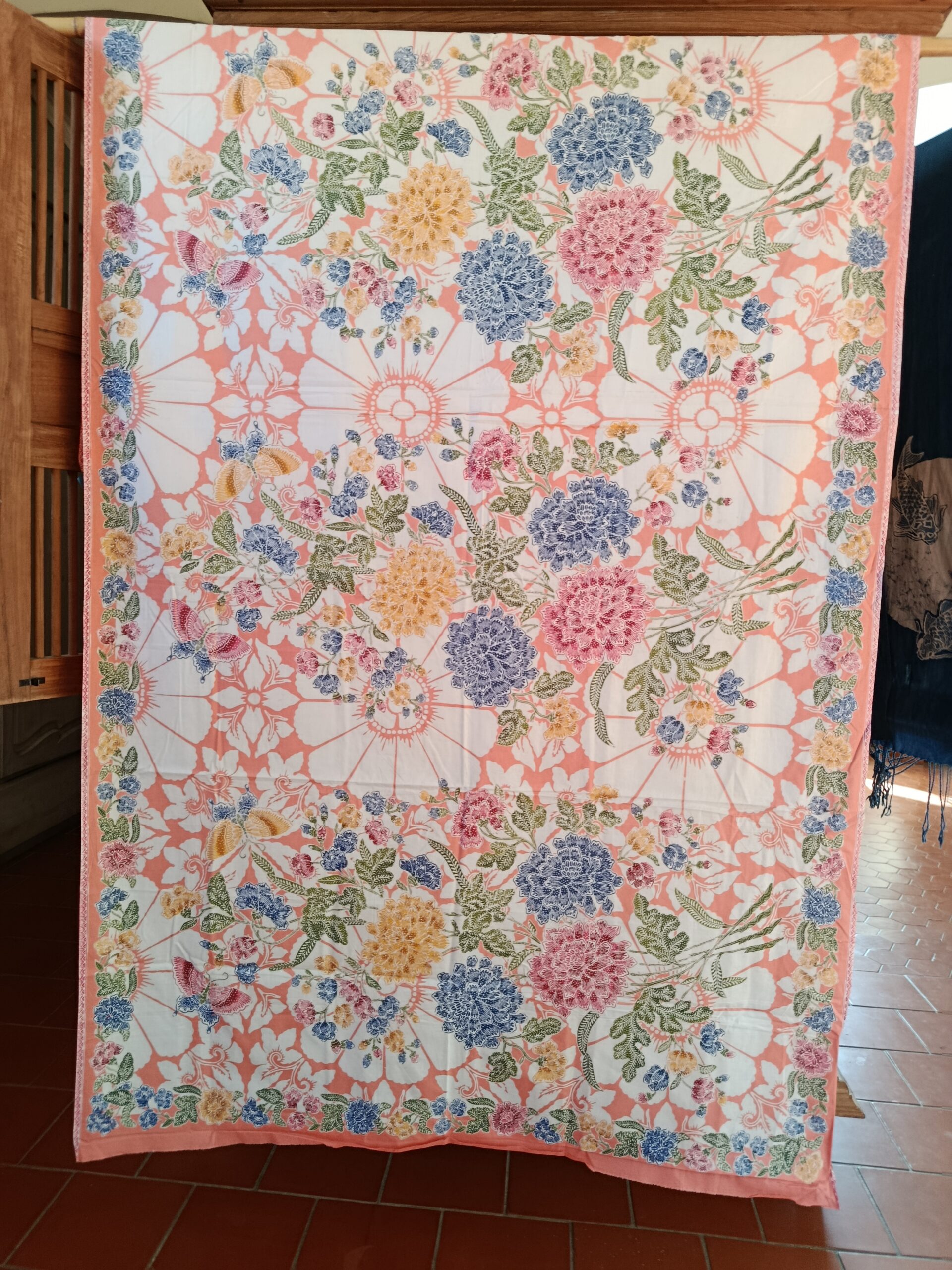 Batik Sablon Lilin - Bouquets de pivoines sur fond rose saumon – Image 3